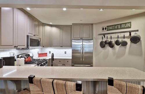 Ludlow House | Upscale condo with modern touches, ski home for lunch