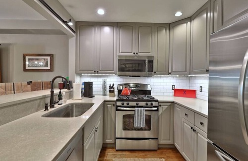 Ludlow House | Upscale condo with modern touches, ski home for lunch