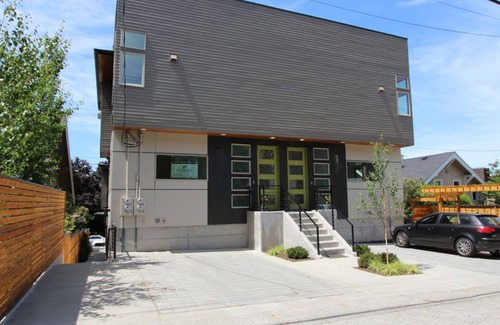 Eastlake House | Upscale Eastlake Townhome | Gourmet Kitchen, Rooftop Deck & Incredible Views