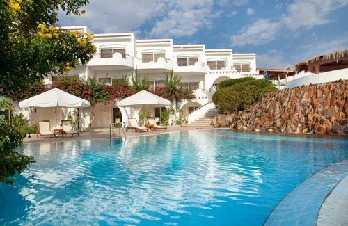 Ras Umm Sid Hotel | Upscale Adults-Only Beachfront Retreat w/Spa, Pools l 4 Partial Sea-view Rooms