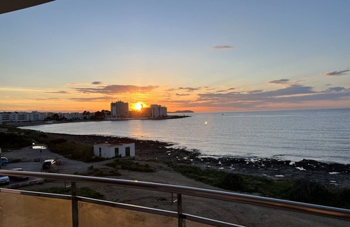 San Antonio Bay Apartment | Upscale 3 bedroom front line sea with sunset view