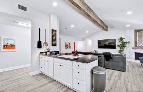 San Antonio House | Upscale Gem 5BR, 3B close to many attractions