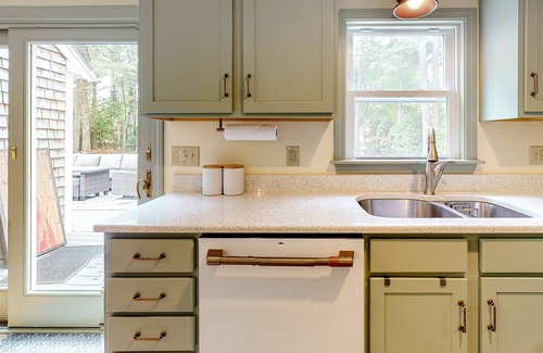 Weweantic House | Upscale getaway near beach - fast WiFi, central AC - huge dog-friendly yard