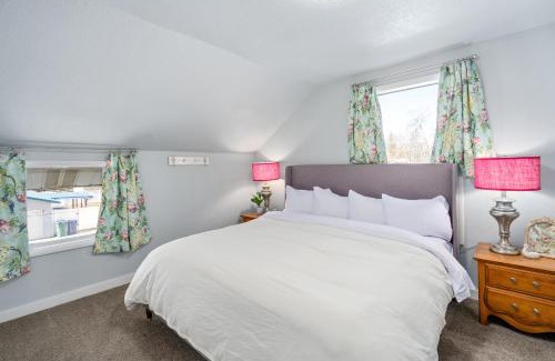 Coeur d'Alene House | Upscale Heated Pool Retreat Near Lake CDA with Hot Tub