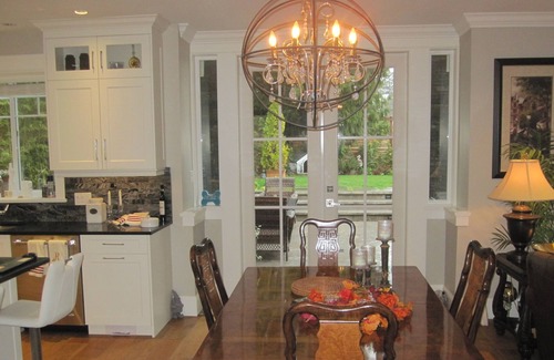 Saanich East House | Upscale Home, Backyard Haven - pet friendly - 10 Minutes to Downtown.