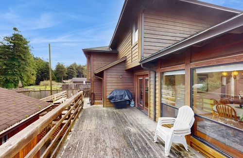 Eureka House | Upscale home near the ocean w/jetted tub, game room, and gas grill