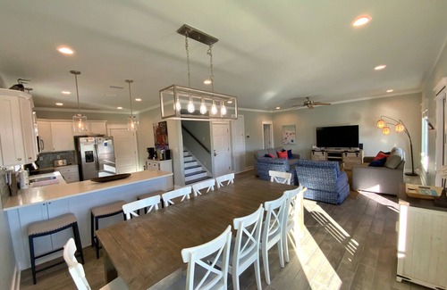 Morgantown House | Upscale Home - Pools & Tennis