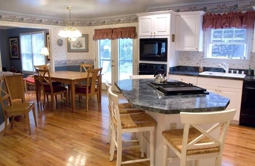 Eastport House | Upscale home with parking for 4 cars in driveway. Walk to downtown.