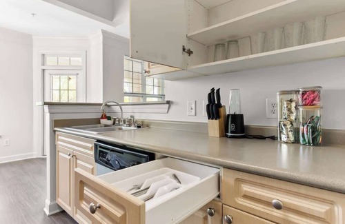 Cary Apartment | Upscale King 2BR Suite Mins to Downtown Raleigh!