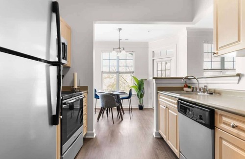 Cary Apartment | Upscale King 2BR Suite Mins Downtown Raleigh!
