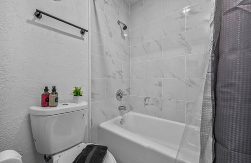 Highlands Apartment | Upscale King Bed Suite—Mins to Downtown JAX!