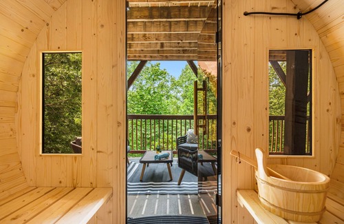 Black Mountain Cabin | Upscale log cabin: Sauna, Hot Tub, Game Room