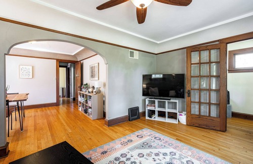 Bay View Apartment | Upscale Lower Steps From Lake Michigan! lower NY