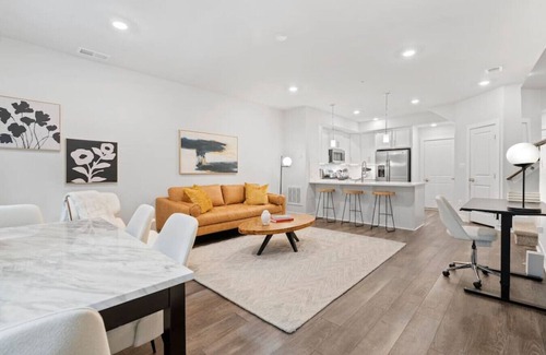 Herndon House | Upscale Luxe Home, 3 BEDR, 2.5 BTH, Full Kitchen