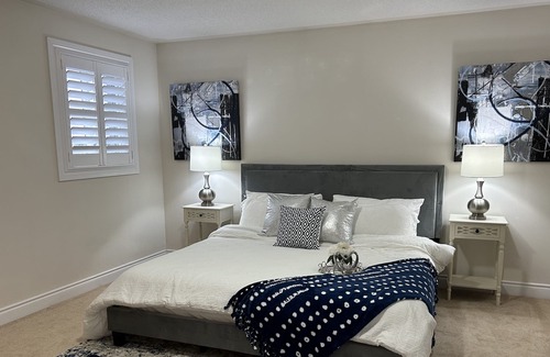 Peterborough House | Upscale Luxury 5 BR House With New Hot Tub and King Bed