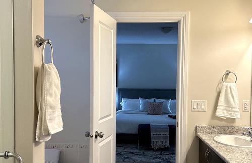 Peterborough House | Upscale Luxury 5 BR House With New Hot Tub and King Bed