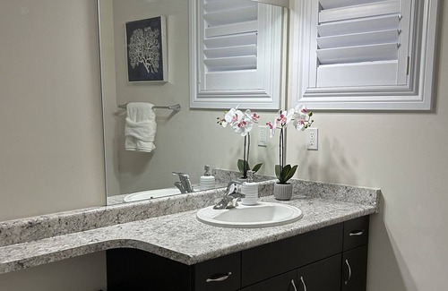 Peterborough House | Upscale Luxury 5 BR House With New Hot Tub and King Bed