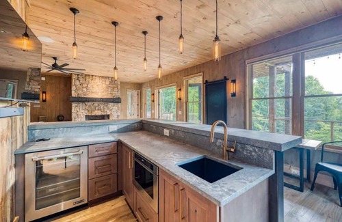 Blue Ridge Cabin | Upscale Modern Cabin/Hot tub/Fireplace