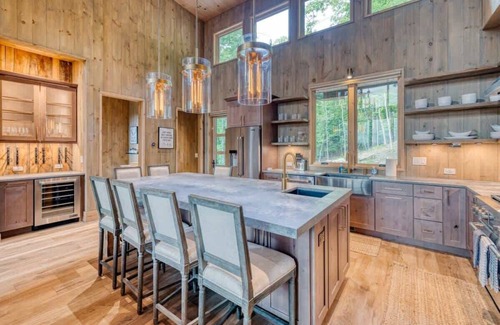 Blue Ridge Cabin | Upscale Modern Cabin/Hot tub/Fireplace