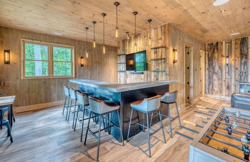 Blue Ridge Cabin | Upscale Modern Cabin/Hot tub/Fireplace