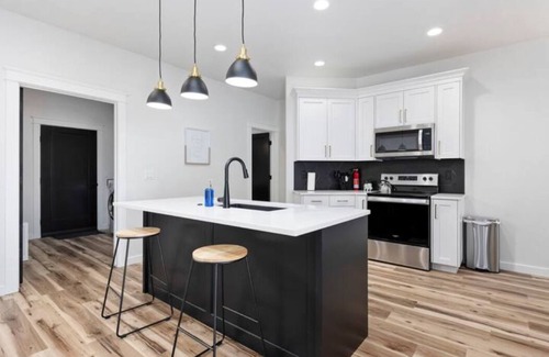 Twin Falls House | Upscale Modern Home | St. Lukes | Garage Parking