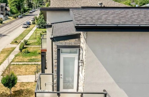 Tuxedo Park House | Upscale modern luxurious 4-bedroom home