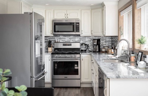 Traverse City House | Upscale Modern Oasis: Spacious & Chic with Hot Tub!