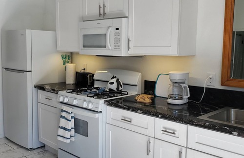 Los Altos Apartment | Upscale private back house with patio