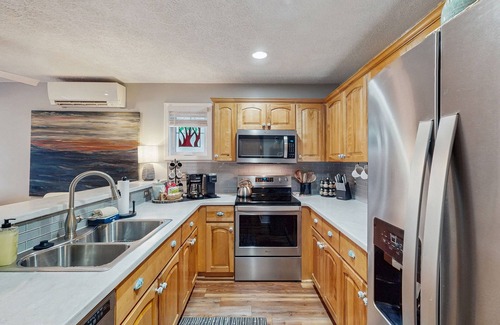 Seven Devils Condo | Upscale Retreat with 2 en suite King Bedrooms, WiFi, AC, Fireplace, easy escape