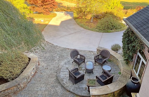 Oxford House | Upscale Rural Retreat Sleeps 14
