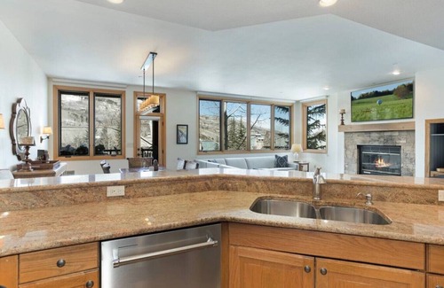 Highlands Townhomes Condo | Upscale Ski In/Out Condo! Beautiful Views!
