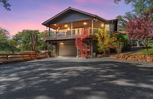 Iowa Hill House | Upscale spacious lake view, hot tub, 5 acres, EV