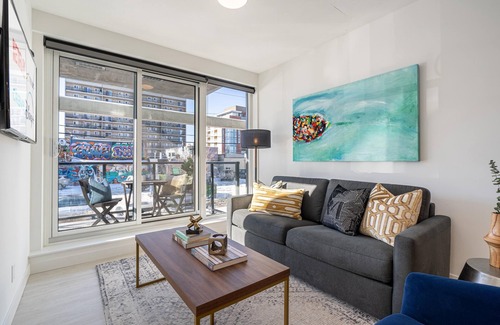 Sunnyside Condo | Upscale Street Art 1 BD 1 BA in heat of Kensington