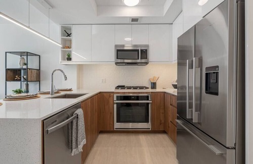 Sunnyside Condo | Upscale Street Art 1 BD 1 BA in heat of Kensington