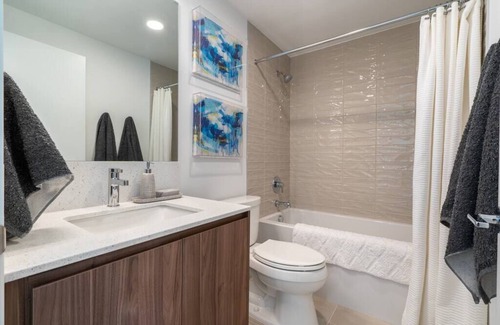 Sunnyside Condo | Upscale Street Art 1 BD 1 BA in heat of Kensington