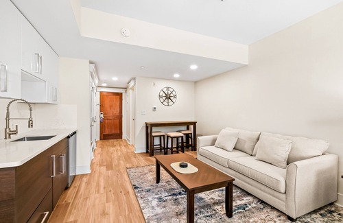 Baytowne Wharf Apartment | Upscale studio at The Village of Baytowne Wharf with AC, pool, hot tub & gym