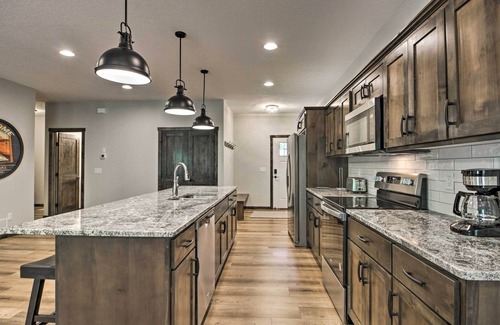 Lake Shore House | Upscale Townhome in Causeways on Gull Resort!