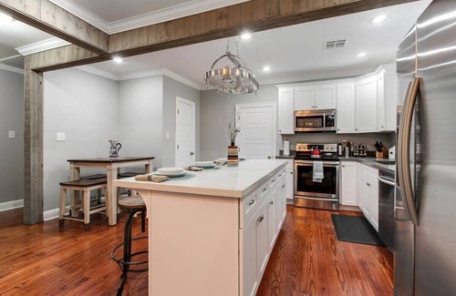Milneburg House | Upscale Tranquil Unit Near City Park