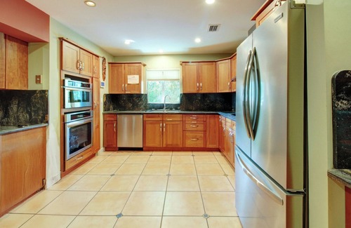 Homestead House | Upscale Tropical Hideaway for Families & Groups. Pet-Friendly!