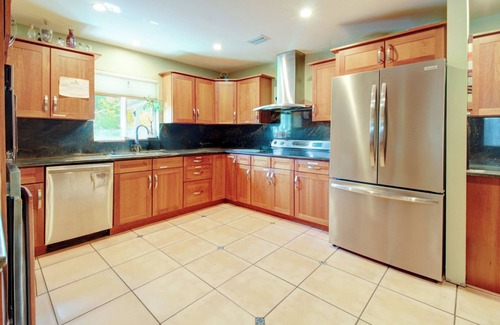 Homestead House | Upscale Tropical Hideaway for Families & Groups. Pet-Friendly!