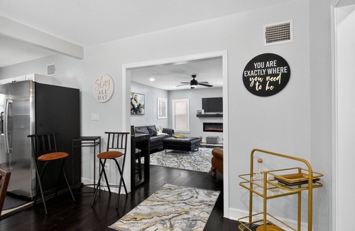 South Central Houston House | Upscale Urban | Near Downtown & Museum District