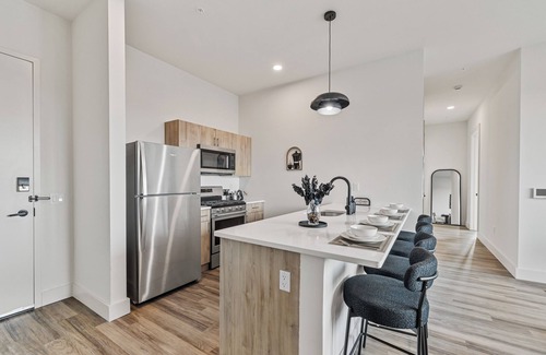 East Orange Apartment | Upscale Views 2br Free Parkn, Walk 2 Train, 2bath