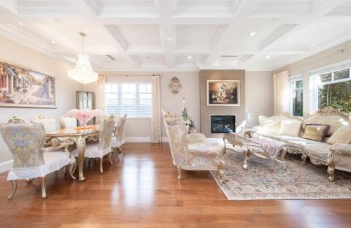 Kerrisdale Villa | Upscale Villa in quiet street with grand family living space and luxury bedrooms