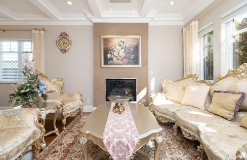 Kerrisdale Villa | Upscale Villa in quiet street with grand family living space and luxury bedrooms