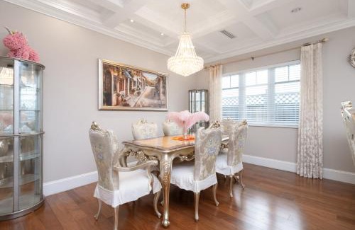 Kerrisdale Villa | Upscale Villa in quiet street with grand family living space and luxury bedrooms
