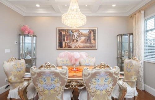 Kerrisdale Villa | Upscale Villa in quiet street with grand family living space and luxury bedrooms