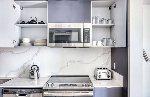 Melrose Apartment | Upscale West Hollywood 1BR w/BBQ, Pool, Gym, W/D near TJ, by Blueground