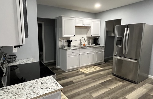 Springfield House | Upscaled Quiet Neighborhood- Modern 3 BDRM