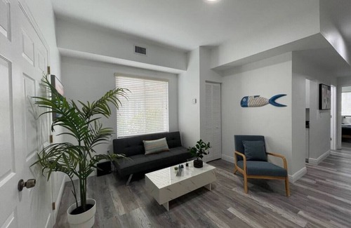 Ludlam Apartment | Upstairs 2bed/1bath Apt w/parking Coral Gabels