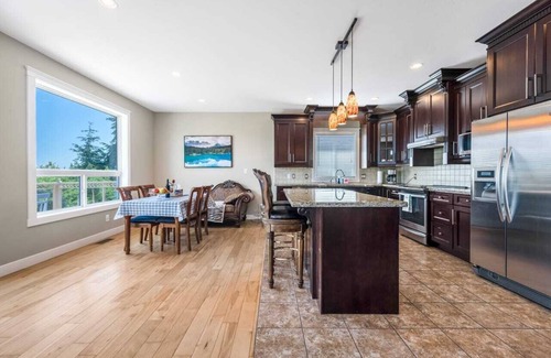 Regional District of Nanaimo House | Upstairs Suite in Nanaimo Spacious 2-Bed Hideaway